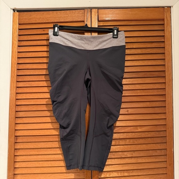 lululemon athletica Pants - Lululemon Women’s Cropped Grey Athletic Active Yoga Leggings Sz 6